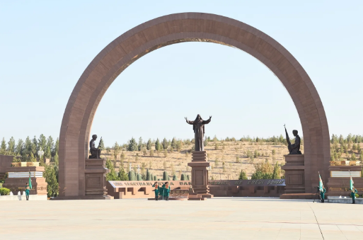  ادای احترام رئیس جمهور ترکمنستان به قربانیان زلزله عشق آباد